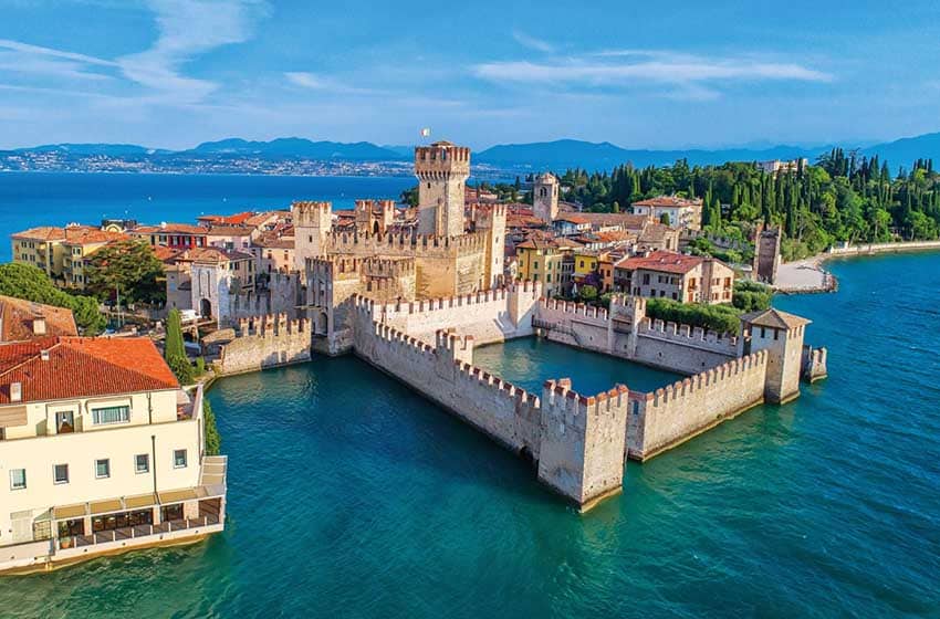 Vista dall'alto di Sirmione sul lago di Garda in camper