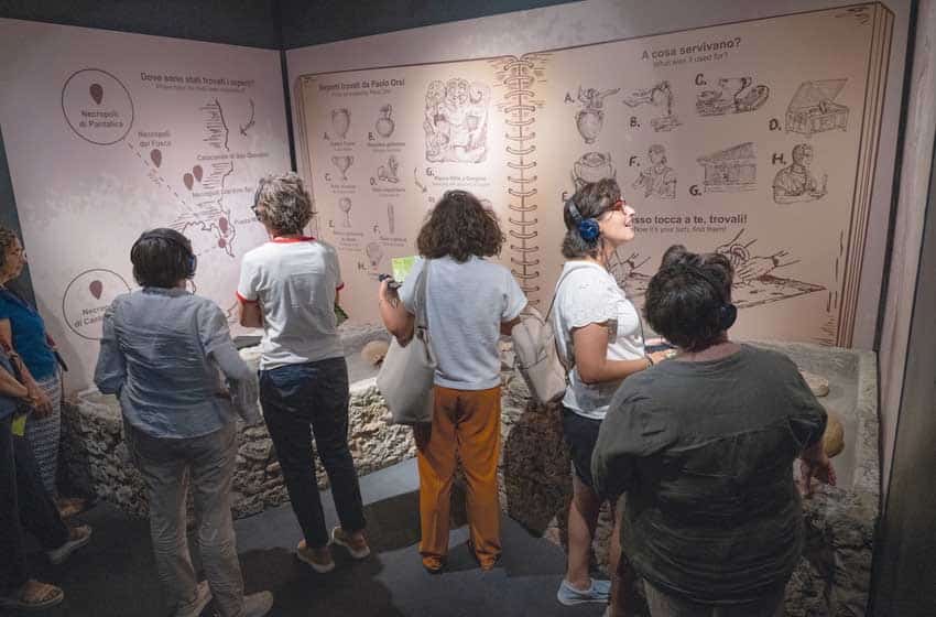 Sicilia-Siracusa-Siramuse-visitatori