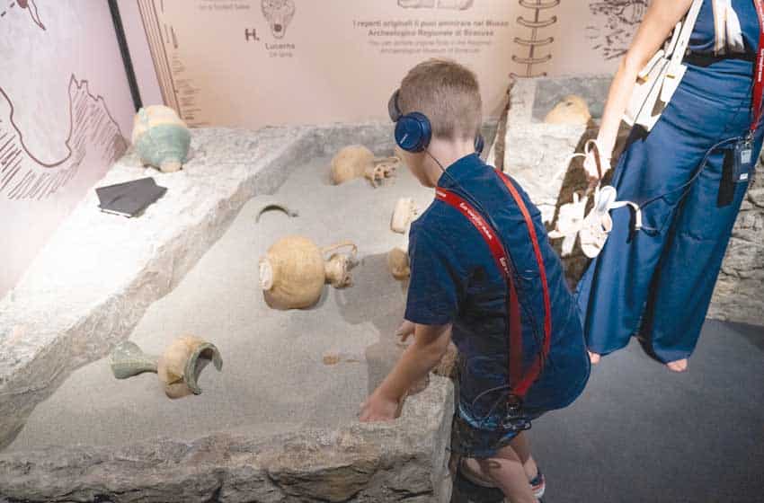 -Sicilia-Siracusa-Siramuse-sala lo scavo-bambini visitatori