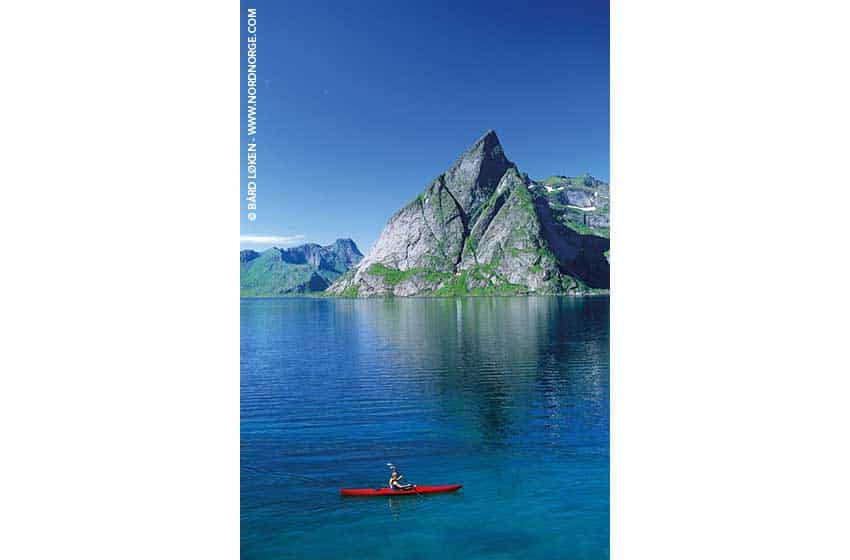 Norvegia, Isole Lofonte: in kayak a Reine-Ph. Bård Løken - www.nordnorge.com