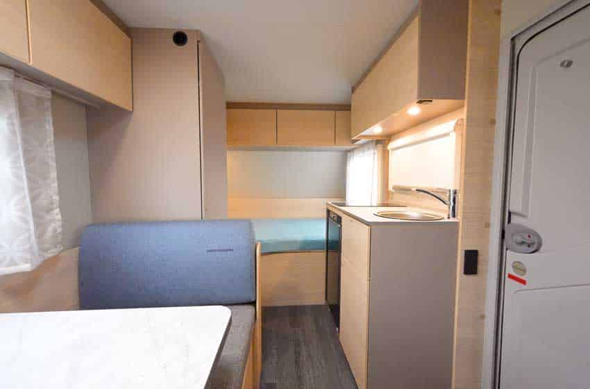 interno della caravan compatta per la coppia Weinsberg CaraCito 390 QD