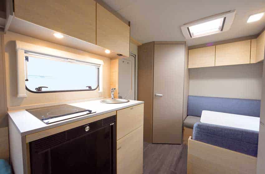 Vista interna caravan compatta per la coppia Weinsberg CaraCito 390 QD