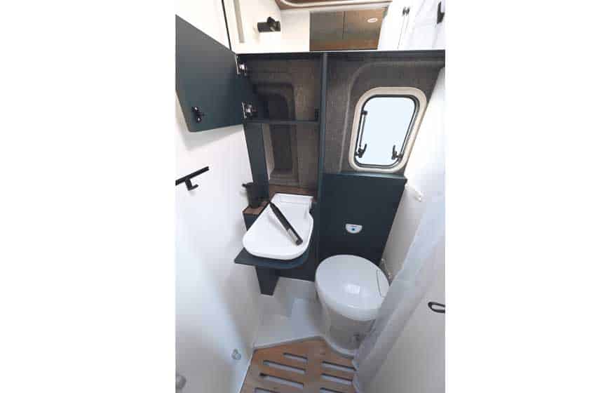 toilette con finestra furgonato Eriba Car 600