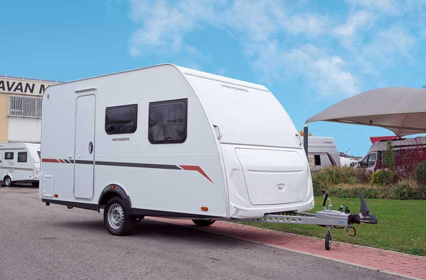 Caravan compatta per la coppia Winsberg CaraCito 390 QD in sosta