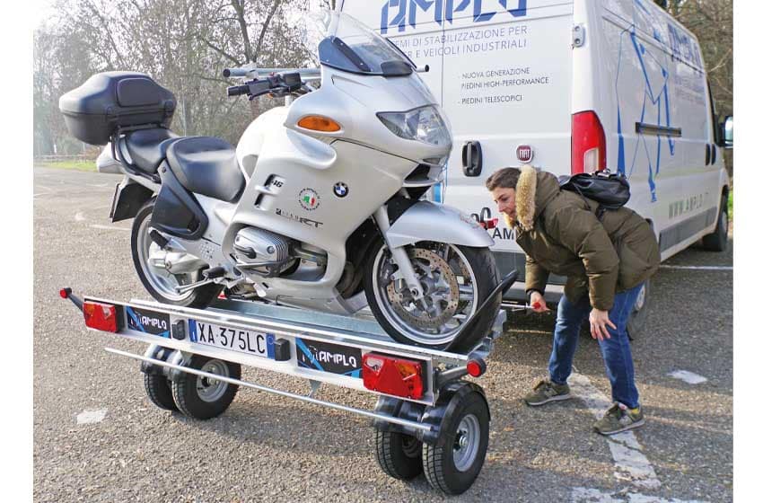 Carico della moto sul portamoto
