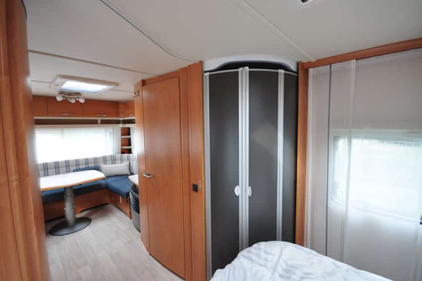 doccia ad angolo  caravan per la coppia Fendt Saphir 560 SFD