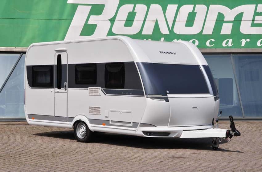 caravan usata Hobby Excellent 455 UF nel piazzale di bonometti