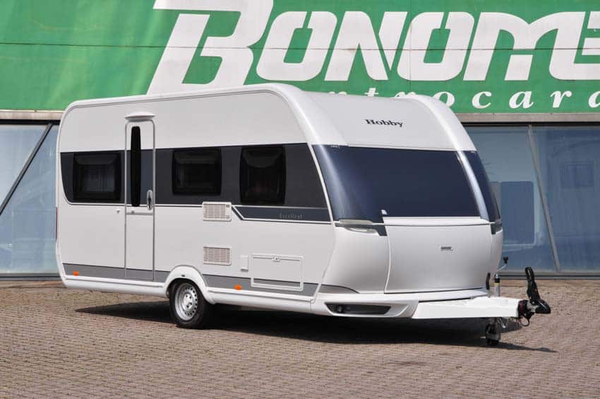 caravan usata Hobby Excellent 455 UF nel piazzale di bonometti