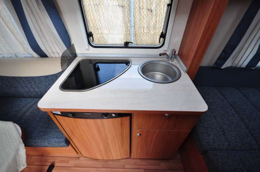 Winsberg Caraone 450 FU caravan usata per la coppia cucina