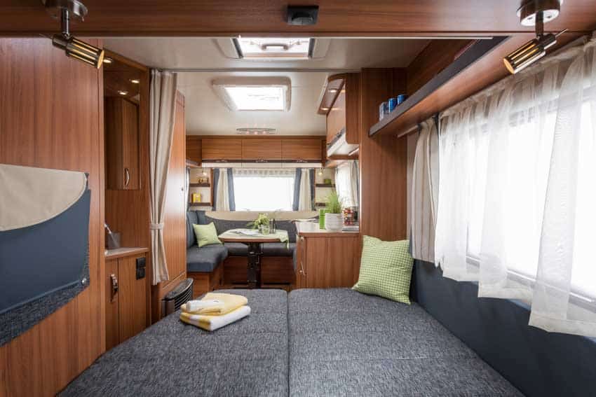 Vista interna Winsberg Caraone 450 FU caravan usata per la coppia