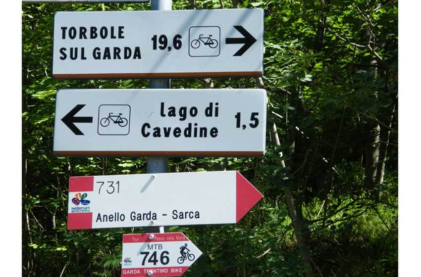 Trentino. segnaletica dei percorsi ciclabili tra Torbole e Sarche