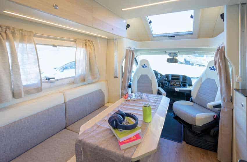 Living dinette Camper monoscocca vetroresina Atlantis Compact 595