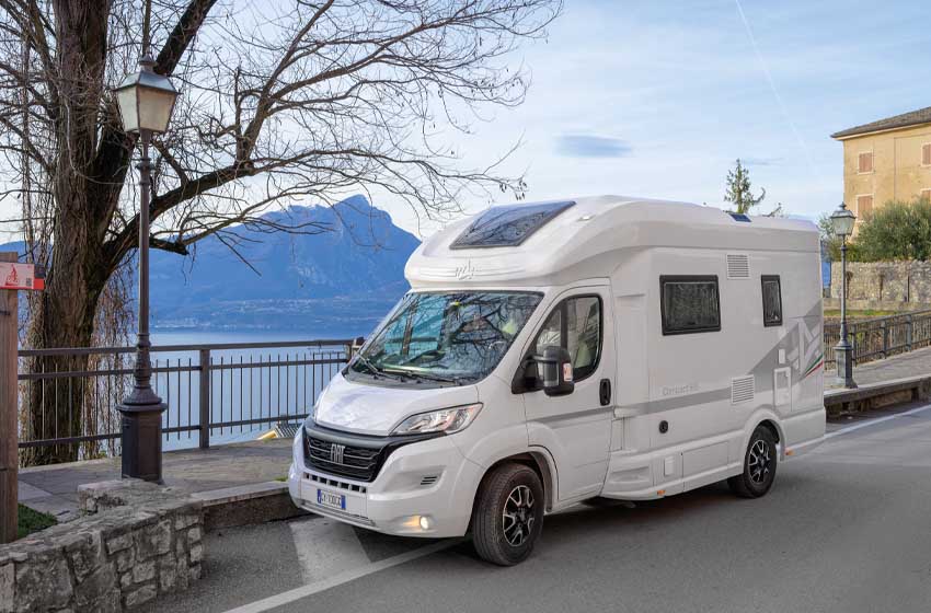 Torri del benaco Camper monoscocca vetroresina Atlantis Compact 595