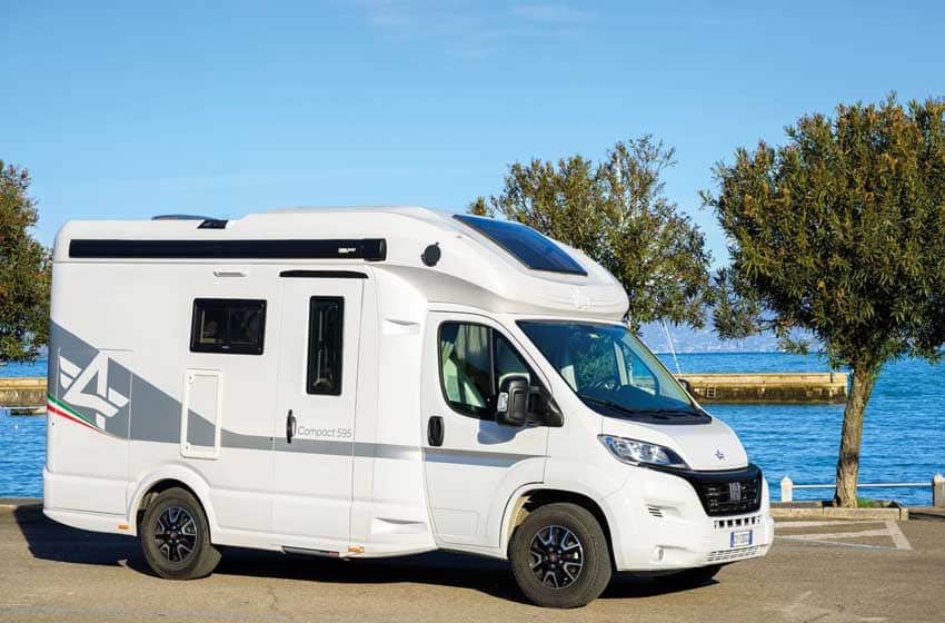 Camper monoscocca vetroresina Atlantis Compact 595 in sosta a Peschiera del Garda