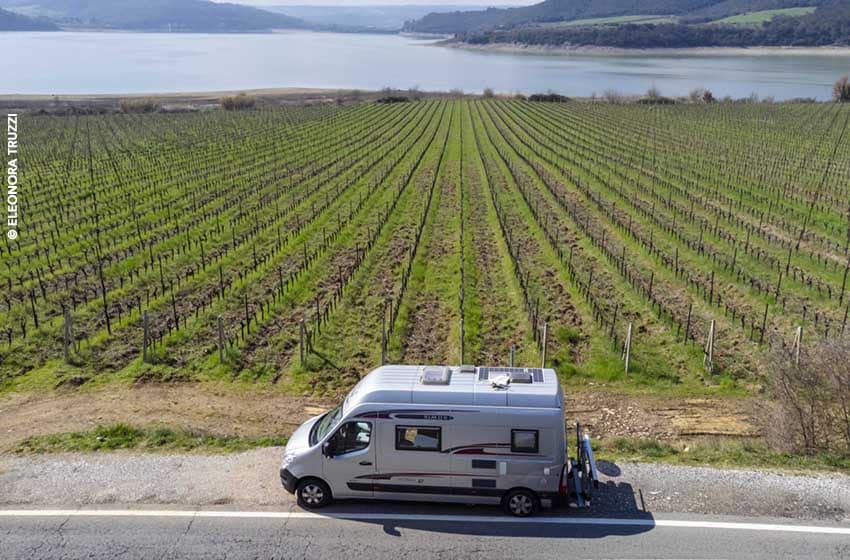 camper costeggia lago di Corbara