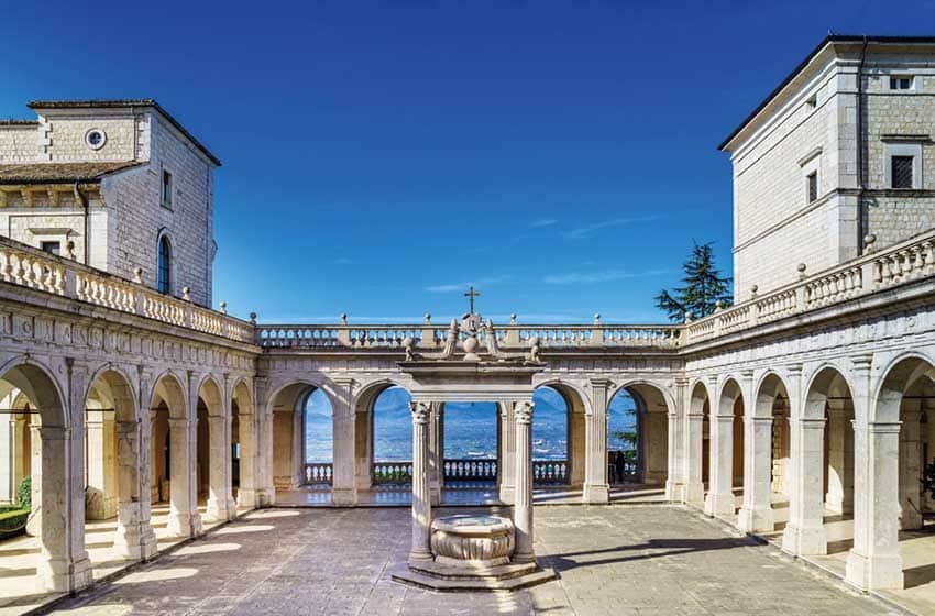 Lazio-Cammino di San Benedetto-Montecassino-abbazia-chiostro