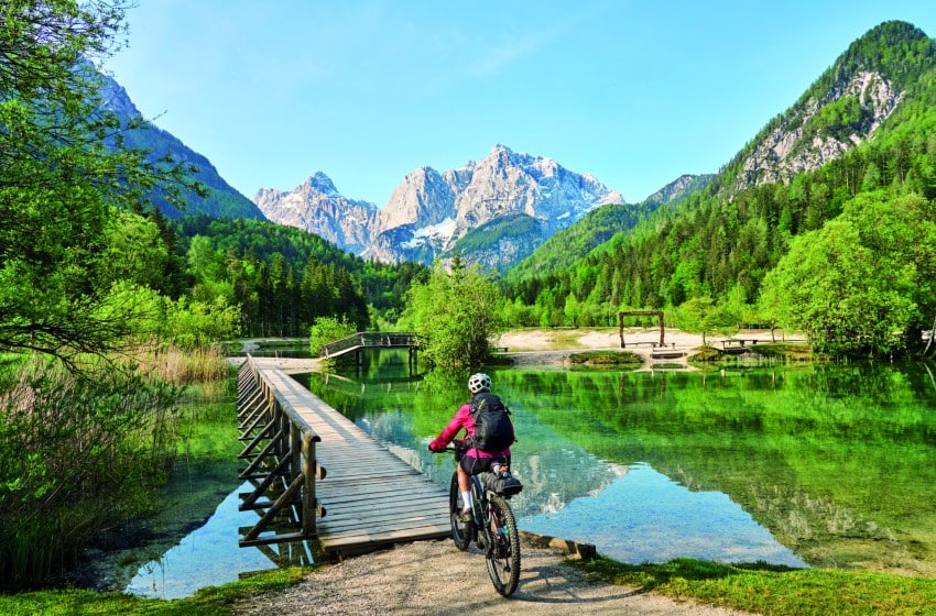 Slovenia-Lago Jezero Jasna-bici e ciclista