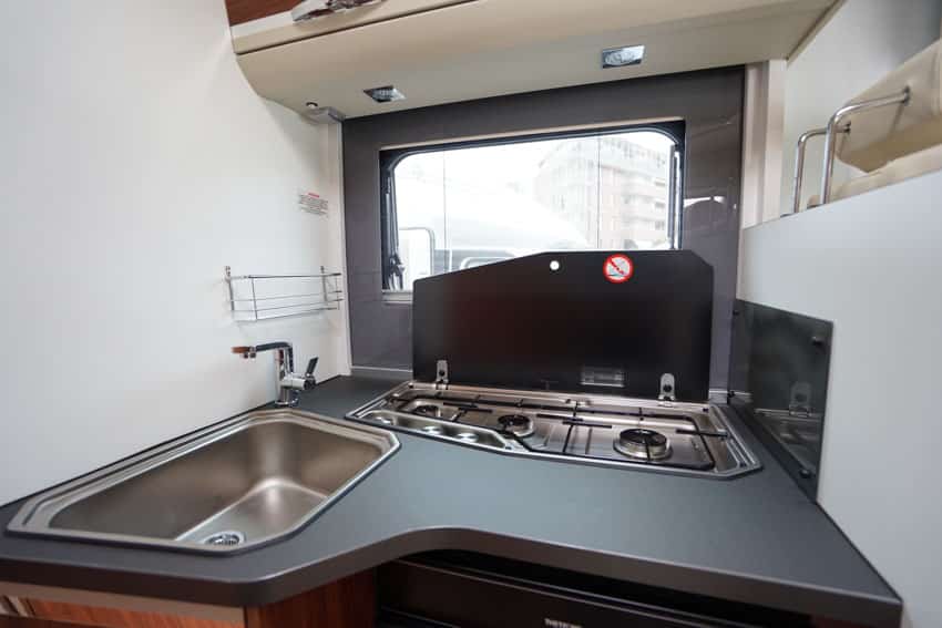 Adria Matrix 670 SL Usato cucina