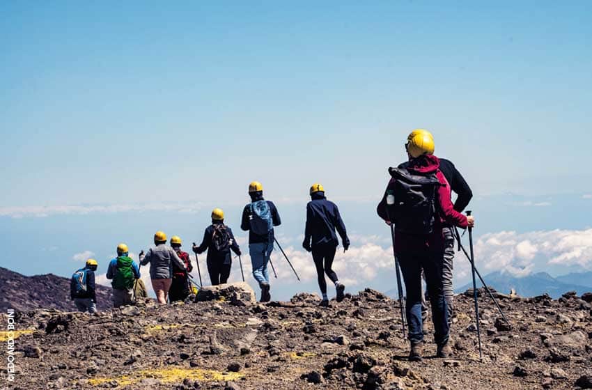 Sicilia-Etna-Escursione crateri sommitali-escursionisti