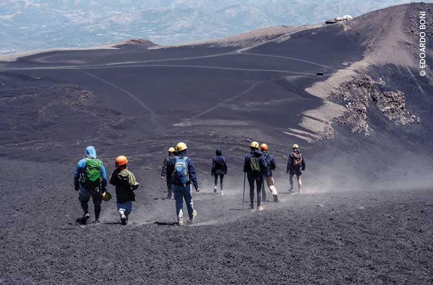 Sicilia-Etna-crateri sommitali-escursione-discesa-escursionisti.