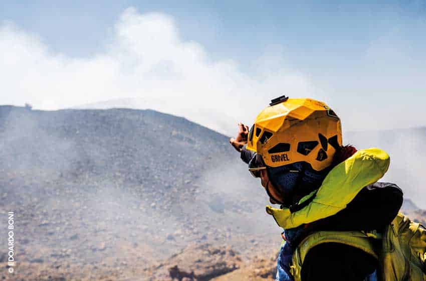 Sicilia-Etna-crateri sommitali-escursione-escursionista