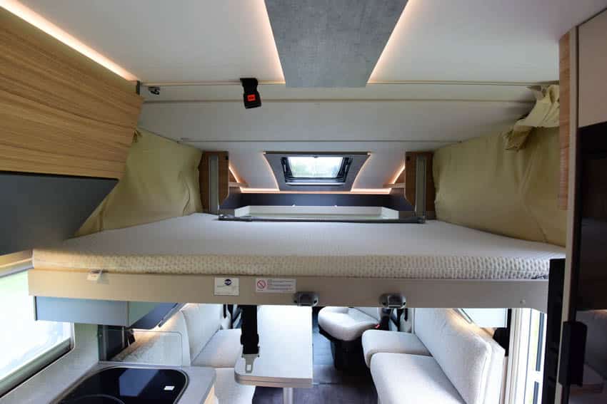 Letto anteriore Dethleffs Pulse GT T 7051 EBL usato