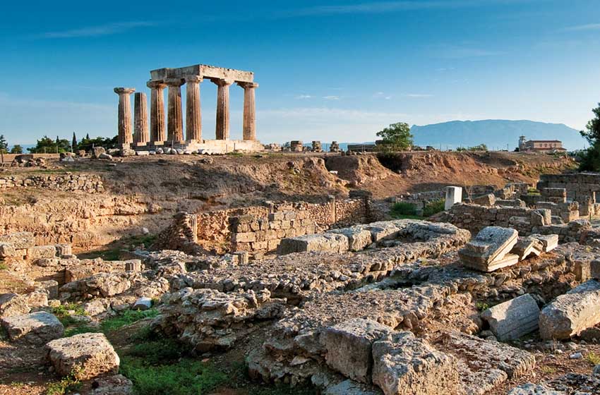Grecia, Peloponneso, il Tempio di Apollo tra le rovine dell'antica Corinto