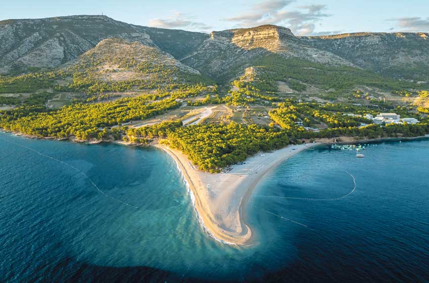 Croazia, isola di Brač, la spiaggia di Zlatni Rat a Bol
