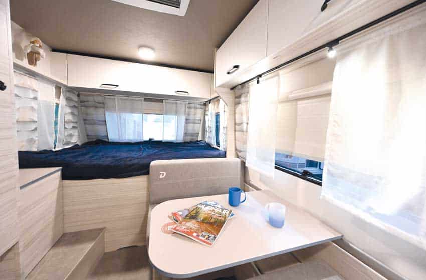 interno Dethleffs C’joy 420 QSH