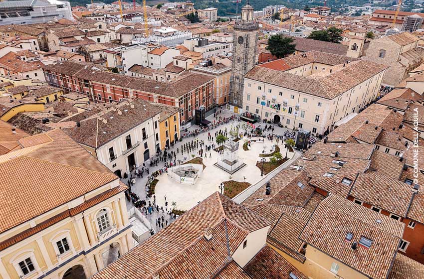 Abruzzo-L'Aquila-Piazza del Palazzo dal drone