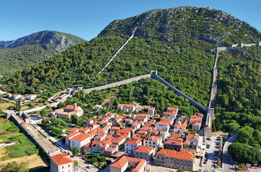Croazia, penisola-di Peliesac: il villaggio di Ston, abbracciato da una fortificazione medievale.