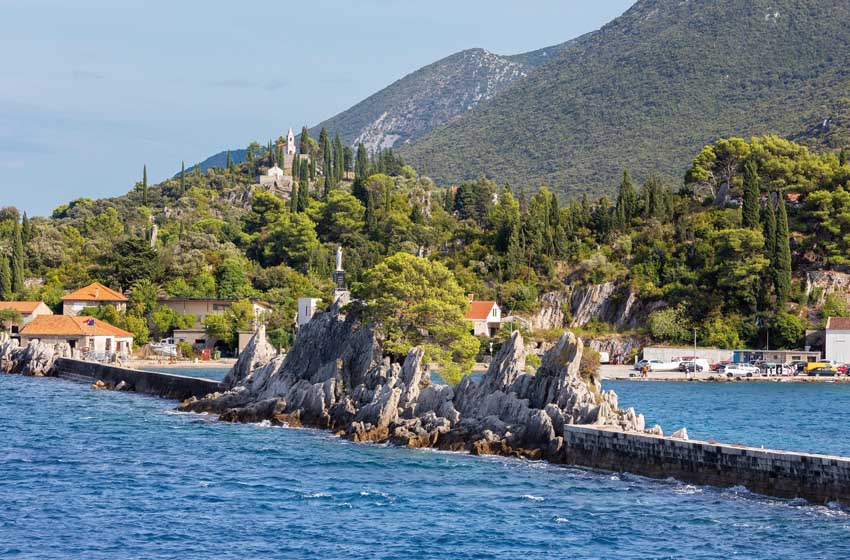 Croazia, penisola di Pelješac: veduta aerea di Trpanj
