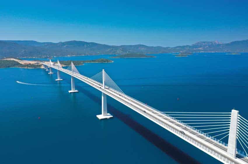 Croazia, veduta aerea del ponte strallato di Pelješac