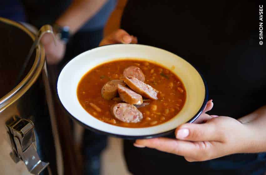 Un piatto tipico della Bela Krajina: la zuppa di fagioli con salsiccia