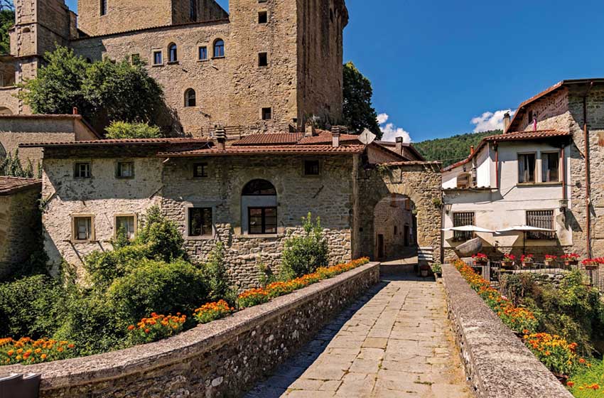 Toscana, Fivizzano, uno scorcio della frazione Verrucola