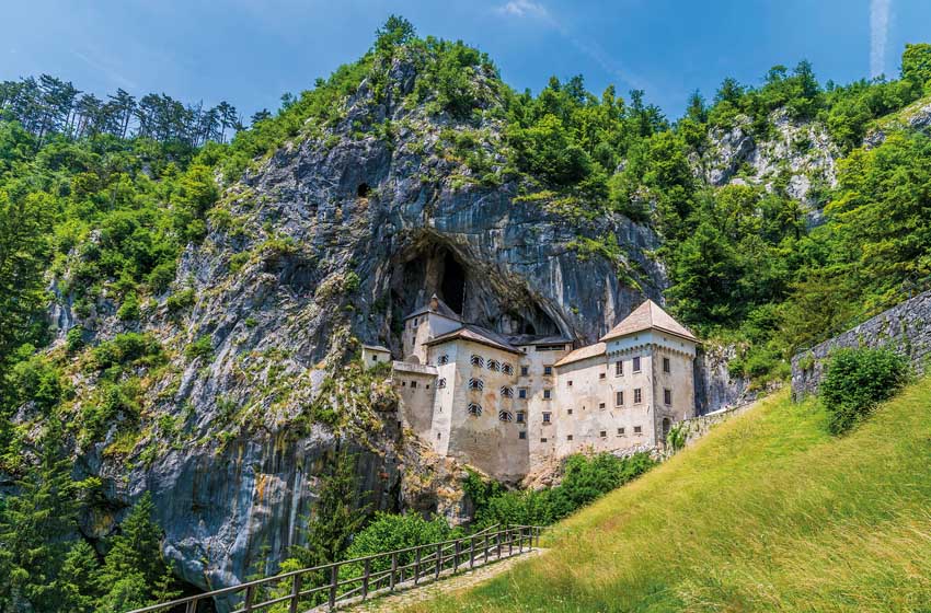 Slovenia, il castello di Predjama