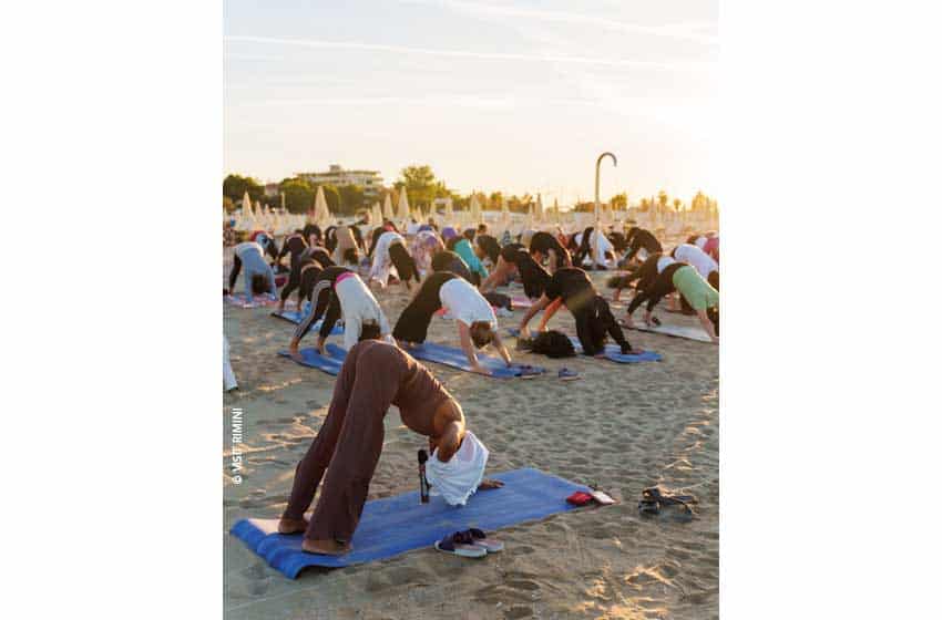 Emilia Romagna-Rimini-Yoga in spiaggia