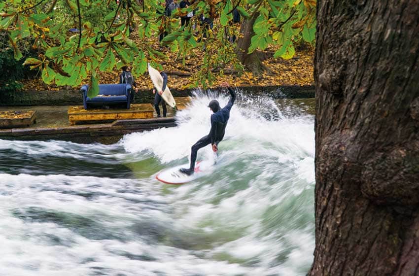 Germania-Monaco di Baviera-Englischer Garten-surfista sull'Eisbachwelle