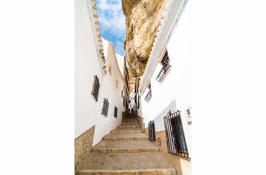 Spagna-Andalusia-Pueblos Blancos-Setenil de Las Bodegas-vicolo con scalinata