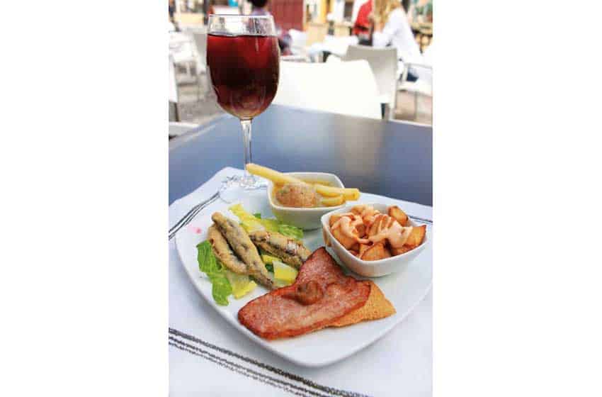 Spagna-Andalusia-Pueblos Blancos-tapas e vino tinto