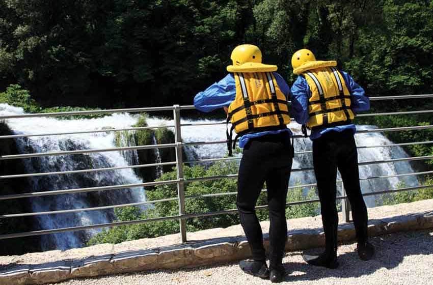 persone guardano cascata delle marmore