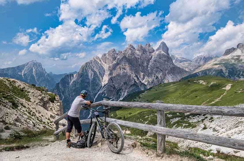 Veneto-Cadore-Cadini-di-Misurina-Biker-in-sosta-nei-pressi-del-Rifugio-Auronzo