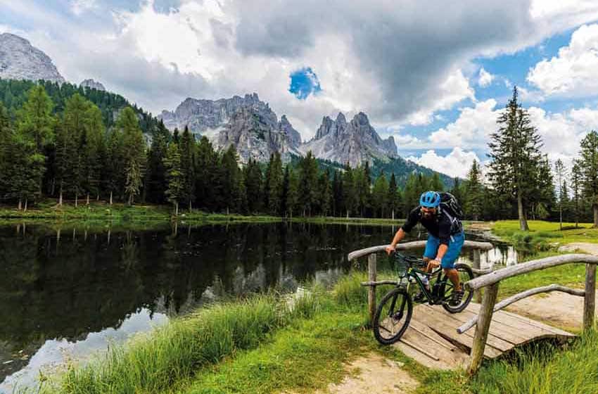 Veneto-Cadore-Lago-di-Misurina-Percorso ciclopedonale-biker in mountain bike